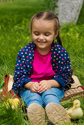 포토 JPG 해외이미지 동물 백인 라이프스타일 손 여자 행복 어린이 백그라운드 컨셉 자연 놀이 조류 오리 한명 사람 야외 초록색 반려동물 뷰티 노란색 정원 표현 잡기 작음 부드러움 조심 솜털 해외202310 해외포토 서양인 1 감정 컬러 모션 생활 신체부위 감각 크기 생태계 파일형식