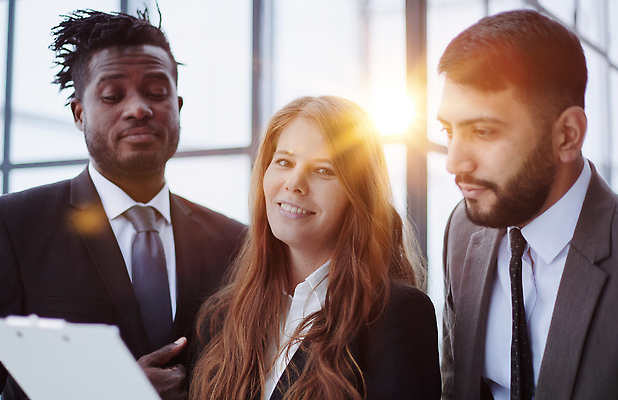 포토 JPG 해외이미지 백인 직업 응시 여자 교육 남자 행복 흑인 비즈니스 사업가 성공 함께함 실내 대화 서기 사람 인종 성인 가로 세명 사무실 작업 비즈니스맨 비즈니스우먼 자신감 그룹 복도 토론 종업원 동료 보고서 문서 폴더 경영 해외202310 해외포토 서양인 시선 감정 컨셉 관계 모션 말하기 내부 직장인 파일 파일형식