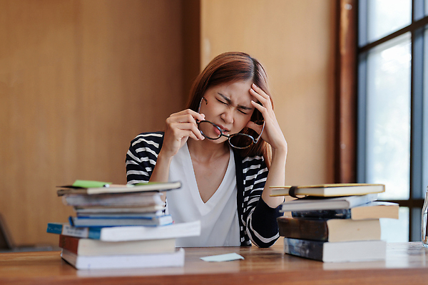 포토 JPG 해외이미지 학생 라이프스타일 여자 교육 교실 학교 스트레스 고등학교 피곤 한명 사람 앉기 책 학습 스터디 독서 뷰티 고통 시험 업무 좌절 도서관 불안 스마트 책상 대학교 두통 문학 문제 압력 해외202310 해외포토 1 감정 가구 컨셉 모션 생활 작업 질병 파일형식