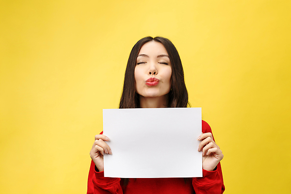 포토 JPG 해외이미지 여자 종이 백그라운드 한명 들기 상반신 성인 앞모습 노란색 성인여자한명만 카피스페이스 해외202310 해외포토 1 뷰포인트 컬러 모션 사람 공백 여자한명만 성인여자만 파일형식