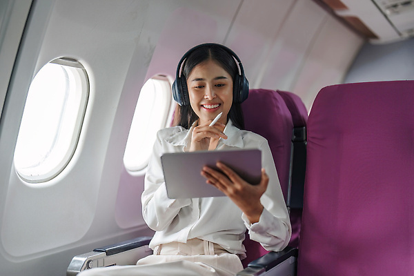 포토 JPG 해외이미지 직업 라이프스타일 여자 행복 여행 의자 비즈니스 사업가 통신 창문 교실 교통시설 성공 휴가 비행기 한명 미소 사람 앉기 정장 노트북 컴퓨터 업무 작업 비즈니스맨 비즈니스우먼 공항 항공 승객 온라인 대패 해외202310 해외포토 1 옷 교육 남자 감정 가구 교통 컨셉 학교 항공교통 모션 대중교통 표정 생활 전자제품 직장인 시설 파일형식