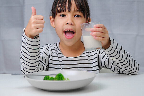 포토 JPG 해외이미지 라이프스타일 손 행복 감정 얼굴 음료 어린이 음식 다이어트 과일 유리 포도 아침 건강 한명 미소 사람 동양인 건강관리 식사 우유 에너지 성장 표현 신선 잡기 최고 아침식사 갈증 유기농 긍정 비타민 결백 단백질 돌봄 칼슘 맛있는 해외202310 해외포토 주간 1 웰빙 컨셉 모션 재질 유제품 표정 관리 인종 생활 신체부위 영양소 파일형식