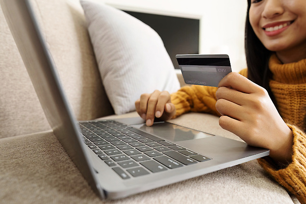 포토 JPG 해외이미지 라이프스타일 손 여자 행복 컨셉 돈 인터넷 비즈니스 모바일 주택 한명 사람 금융 노트북 스마트폰 핸드폰 쇼핑 컴퓨터 상점 디지털 공책 키보드 잡기 신용카드 구매 사이버 무선전화기 고객 보안 상업 전자 결제 소매 온라인 해외202310 해외포토 1 감정 모션 문구용품 안전 건물 생활 신체부위 경제 전자제품 스마트기기 재산 전화기 파일형식