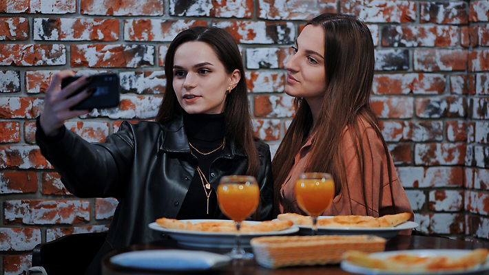 포토 JPG 해외이미지 백인 라이프스타일 손 여자 행복 커피 여행 통신 탁자 모바일 휴가 세포 함께함 미소 웃음 사람 두명 친구 스마트폰 핸드폰 뷰티 유행 카메라 스크린 식당 우정 카페 잡기 도시 유머 셀프카메라 전자 펑키 나눔 점심식사 고립 소셜미디어 힙스터 해외202310 해외포토 서양인 패션 감정 음료 가구 컨셉 관계 모션 표정 생활 신체부위 전자제품 스마트기기 상점 사진촬영 식사 파일형식