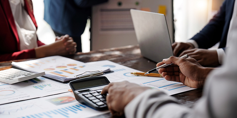 포토 JPG 해외이미지 직업 컨셉 상의 회사 비즈니스 사업가 통신 성공 그래프 협력 설계 사람 사람없음 금융 컴퓨터 사무실 업무 작업 비즈니스맨 비즈니스우먼 그룹 결과 계획 상담원 토론 고객 분석 동료 보고서 상담 경영자 문서 투자 회계 경영 마케팅 프로젝트 브레인스토밍 해외202310 해외포토 옷 여자 남자 관계 경제 전자제품 직장인 사무원 리더 파일형식