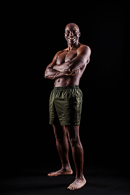 포토 JPG 해외이미지 스튜디오촬영 전신 직업 라이프스타일 응시 남자 스포츠 포즈 흑인 신체 맨발 검은배경 근육 탈의 실내 건강 한명 서기 미소 성인 앞모습 세로 팔짱 검은색 어둠 힘 공백 표현 자신감 보디빌더 근육질 팔 교차 운동가 혼자 해외202310 해외포토 서양인 1 시선 감정 뷰포인트 컬러 백그라운드 모션 발 표정 사람 내부 생활 신체부위 보디빌딩 몸매 파일형식