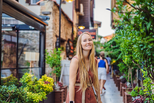 포토 JPG 해외이미지 모델 행복 여행 배낭 하늘 휴가 휴식 거리 주택 파노라마 한명 사람 야외 빨간색 물 뷰티 여행객 일출 맑음 역사 선탠 이슬람교 지중해 타운 추수감사절 칠면조 빨간머리 랜드마크 옛날 파라다이스 튀르키예 해외202310 해외포토 자연요소 1 헤어스타일 감정 아시아 기독교 종교 바다 컬러 컨셉 가방 조류 날씨 촬영기법 건물 노을 도시 파일형식