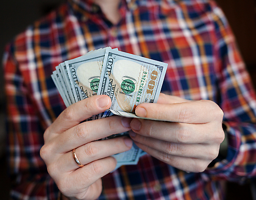 포토 JPG 해외이미지 무료이미지 손 남자 지폐 돈 비즈니스 한명 들기 성인 금융 경제 달러 잡기 비즈니스맨 재산 성인남자한명만 해외202310 해외포토 1 모션 사람 신체부위 직장인 남자한명만 성인남자만 파일형식 무료콘텐츠