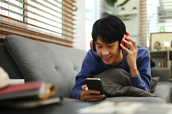 포토 JPG 해외이미지 남자 여유 엎드리기 휴식 실내 한명 동양인 상반신 성인 앞모습 스마트폰 소파 눕기 헤드폰 주말 성인남자한명만 해외202310 해외포토 1 감정 뷰포인트 음향기기 컨셉 의자 모션 사람 인종 내부 핸드폰 스마트기기 남자한명만 성인남자만 파일형식