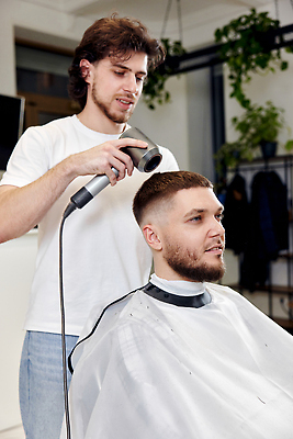 포토 JPG 해외이미지 식물 헤어스타일 응시 남자 화분 앉기 상반신 성인 두명 옆모습 장비 망토 드라이어 미용사 이발 이발소 성인남자만 해외202310 해외포토 직업 시선 뷰포인트 모션 사람 미용용품 뷰티샵 남자만 성인만 파일형식