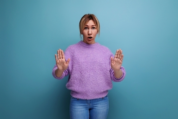 포토 JPG 해외이미지 모델 1 라이프스타일 응시 여자 얼굴 백그라운드 비즈니스 실내 한명 사람 동양인 성인 파란색 뷰티 유행 카메라 귀여움 보라색 찡그림 라벤더 라일락 고립 스타일 해외202310 해외포토 시선 꽃 컬러 컨셉 표정 인종 내부 생활 신체부위 전자제품 허브 파일형식