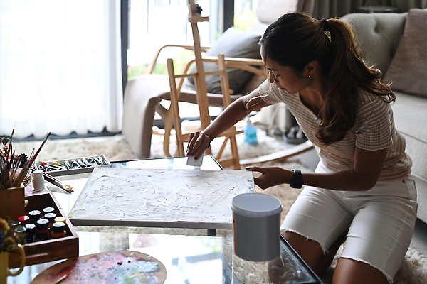 포토 JPG 해외이미지 여자 유리 미술 한명 성인 소파 물감 붓 팔레트 책상 이젤 그림 바르기 캔버스 무릎 성인여자한명만 해외202310 해외포토 1 가구 의자 모션 재질 문화예술 사람 신체부위 미술도구 여자한명만 성인여자만 파일형식