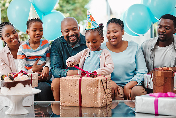 포토 JPG 해외이미지 여자 남자 어린이 가족 소년 성인 선물상자 케이크 오픈 생일파티 즐거움 풍선 해외202310 해외포토 감정 관계 디저트 선물 사람 상자 생일 파일형식