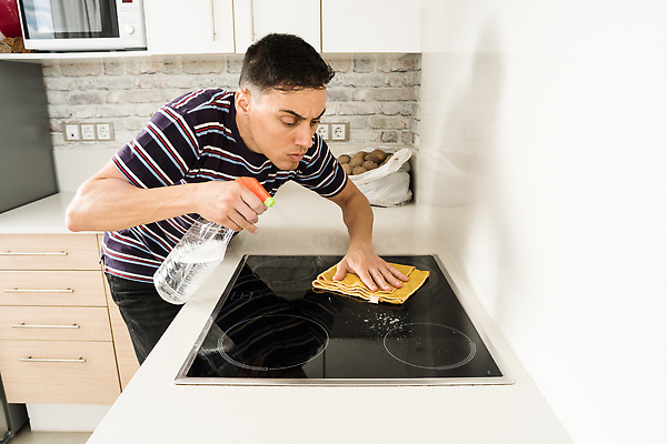 포토 JPG 해외이미지 전신 백인 남자 가사 주택 한명 캐주얼 30대 주방 직물 업무 싱글 청소부 해외202310 해외포토 서양인 직업 1 옷 사람 건물 장년 작업 파일형식