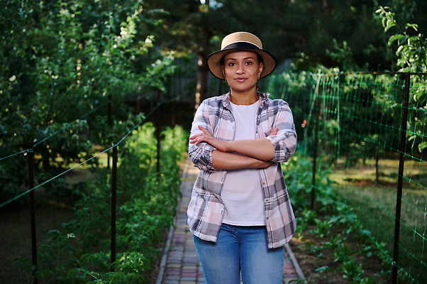 포토 JPG 해외이미지 지구 농업 자연 한명 취미 야외 여름 농장 농경지 정원 일몰 봄 수확 성장 농촌 시골 개화 농부 환경보전 원예 밀짚모자 먼지 다민족 묘목 밭일 생태학 온실 원예사 화창 카피스페이스 해외202310 해외포토 나무 직업 모자_잡화 1 계절 교육 꽃 산업 날씨 사람 노을 공백 사회이슈 생태계 파일형식