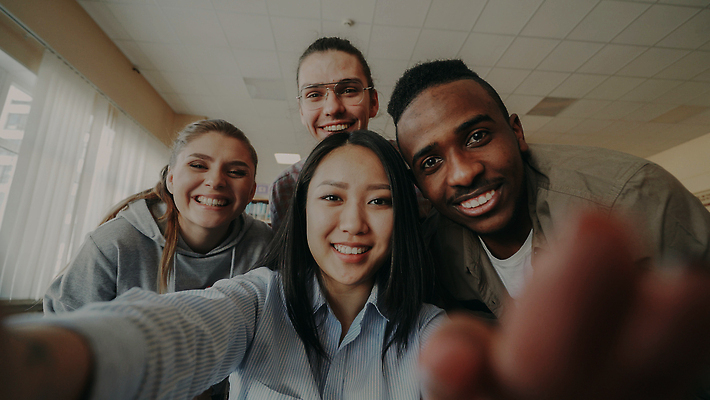 포토 JPG 해외이미지 학생 손 여자 교육 남자 행복 컨셉 손가락 학교 모바일 미소 사람 소년 여러명 책 친구 스마트폰 우정 기쁨 가리킴 잡기 그룹 도서관 셀프카메라 스마트 대학교 다인종 소셜미디어 터치스크린 1인칭시점 해외202310 해외포토 시선 감정 어린이 다수 관계 모션 표정 인종 손짓 신체부위 핸드폰 스마트기기 사진촬영 파일형식