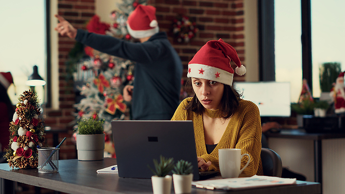 포토 JPG 해외이미지 여자 남자 크리스마스 겨울 산타모자 직장 상반신 성인 두명 앞모습 옆모습 노트북 사무실 크리스마스트리 타이핑 업무 비즈니스맨 비즈니스우먼 책상 동료 성인만 해외202310 해외포토 모자_잡화 계절 기념일 뷰포인트 가구 회사 비즈니스 관계 사람 전자제품 작업 직장인 파일형식