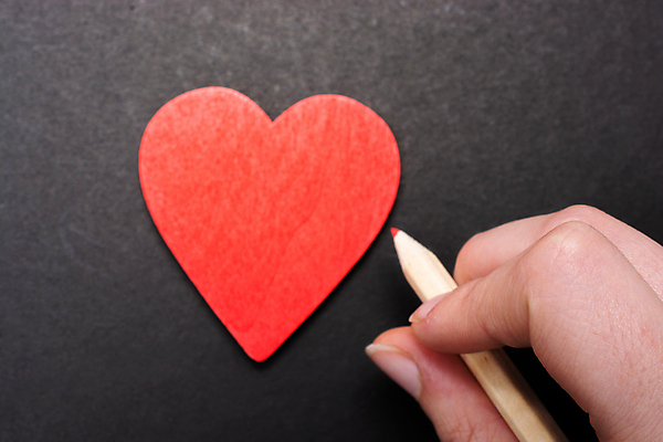 포토 JPG 해외이미지 무료이미지 손 색연필 사랑 신체부위 하트 잡기 해외202310 해외포토 모양 감정 모션 학용품 사람 파일형식 무료콘텐츠