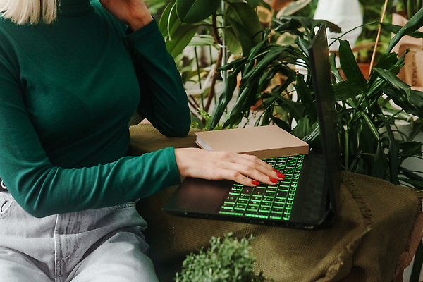 포토 JPG 해외이미지 식물 직업 라이프스타일 여자 화초 거실 가정 청소년 휴식 아파트 주택 실내 건강 한명 앉기 내부 초록색 노트북 학습 인테리어 컴퓨터 금발 독서 햇빛 고요 신선 작업 비즈니스우먼 고독 전문직 연결 집중 미녀 내추럴 프리랜서 밀레니얼 해외202310 해외포토 1 헤어스타일 디자인 교육 감정 컬러 컨셉 비즈니스 모션 사람 건물 생활 경제 전자제품 태양 직장인 미인 파일형식