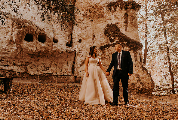 포토 JPG 해외이미지 나무 커플 드레스 공원 여자 남자 행복 유럽 문화 신랑 결혼 오렌지 건축양식 신혼부부 포옹 자연 결혼식 산 발렌타인데이 사람 성인 야외 두명 빨간색 뷰티 유행 귀여움 낭만 흰색 축하 아내 숲 10월 내추럴 우크라이나 해외202310 해외포토 식물 부부 옷 공공시설 건축 감정 나라 컬러 컨셉 과일 관계 안기 데이이벤트 이벤트 날짜 생태계 신혼 파일형식