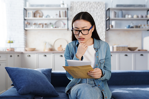 포토 JPG 해외이미지 여자 안경 주방용품 서류봉투 한명 들기 앉기 상반신 성인 앞모습 소파 주방 스마트 문서 성인여자한명만 해외202310 해외포토 1 잡화 뷰포인트 생활용품 컨셉 의자 모션 봉투 사람 여자한명만 성인여자만 파일형식