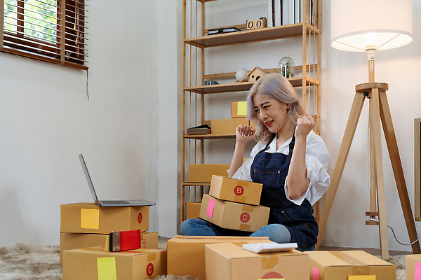 포토 JPG 해외이미지 여자 행복 인터넷 회사 비즈니스 사업가 성공 주택 한명 사람 동양인 성인 노트북 쇼핑 컴퓨터 상자 사무실 상점 일본 업무 비즈니스우먼 상품 작음 상인 사이버 패키지 질서 소매 온라인 주소 주인 물류 짐싸기 판지 마케팅 매각 목록 프리랜서 중소기업 해외202310 해외포토 직업 1 감정 아시아 컨셉 인종 건물 전자제품 예절 작업 직장인 크기 파일형식