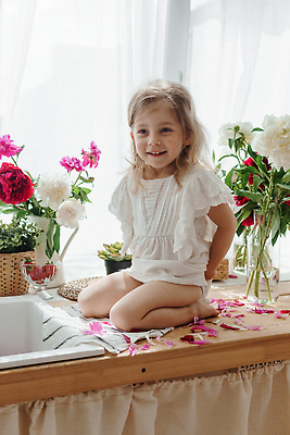 포토 JPG 해외이미지 라이프스타일 열매 꽃 딸 행복 어린이 음식 분홍색 컨셉 딸기 휴가 주택 사랑 한명 장식 금발 햇빛 뷰티 주방 봄 기쁨 흰색 분위기 컵케이크 조리대 작약 맛있는 해외202310 해외포토 식물 1 헤어스타일 계절 감정 컬러 과일 가족 사람 건물 생활 태양 케이크 파일형식