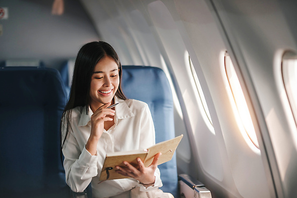 포토 JPG 해외이미지 여자 의자 창문 비행기 한명 앉기 동양인 상반신 성인 앞모습 펜 공책 승객 기내 성인여자한명만 해외202310 해외포토 1 뷰포인트 가구 항공교통 모션 문구용품 대중교통 사람 인종 필기구 공공장소 여자한명만 성인여자만 파일형식