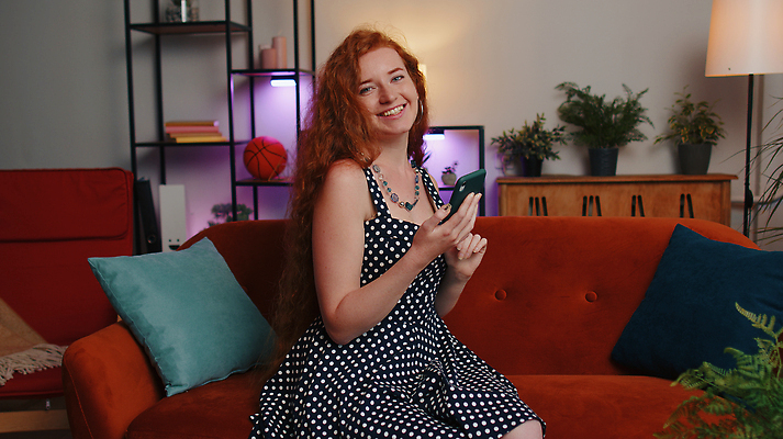 포토 JPG 해외이미지 백인 여자 행복 거실 청소년 성공 아파트 주택 기념 실내 한명 미소 사람 앉기 캐주얼 스마트폰 핸드폰 소파 유행 주먹 춤 우승 행운 뉴스 연결 흥분 긍정 충격 생강 재택근무 주근깨 빨간머리 고립 복권 승자 필승 혼자 해외202310 해외포토 서양인 1 헤어스타일 옷 감정 컨셉 채소 의자 비즈니스 모션 문화예술 표정 내부 건물 전자제품 스마트기기 최고 점 파일형식