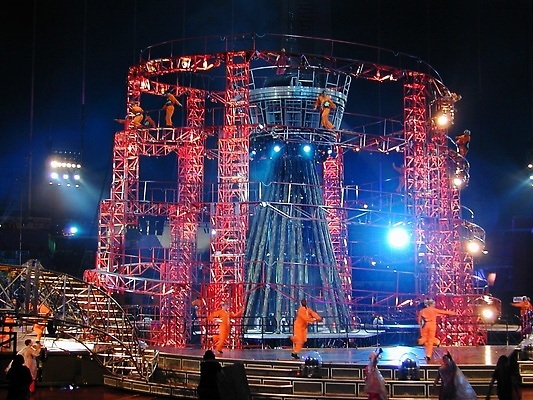 포토 JPG 해외이미지 사람없음 빨간색 공연 무대 야간 서커스 쇼 스포트라이트 빛망울 생존 해외202310 해외포토 자연요소 컬러 이벤트 빛 파일형식