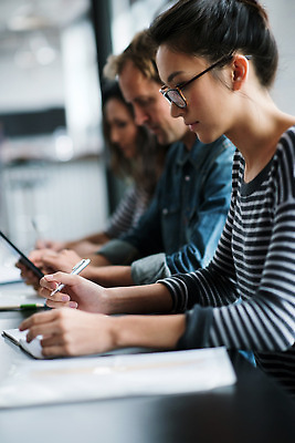 포토 JPG 해외이미지 여자 남자 안경 비즈니스 회의 함께함 앉기 상반신 성인 옆모습 세명 태블릿 펜 공책 책상 문서 성인만 해외202310 해외포토 잡화 뷰포인트 가구 컨셉 모션 문구용품 사람 전자제품 스마트기기 필기구 파일형식