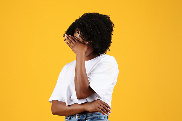 포토 JPG 해외이미지 학생 라이프스타일 손 감정 얼굴 흑인 백그라운드 티셔츠 오렌지 관계 스트레스 실내 한명 사람 취미 스터디 유행 검은색 놀람 공백 금지 흰색 뉴스 수줍음 자르기 충격 나쁜 고립 반응 부정적 혼자 목업 카피스페이스 제의 밀레니얼 해외202310 해외포토 서양인 1 컬러 셔츠 과일 모션 표정 내부 생활 신체부위 경제 학습 파일형식