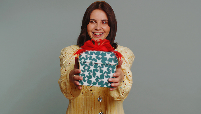 포토 JPG 해외이미지 백인 직업 전통 라이프스타일 여자 기념일 행복 리본 포장 회색배경 휴가 실내 선물 한명 미소 사람 성인 상자 파티 축제 희망 놀람 꿈 축하 생일 주기 기회 긍정 기부 전송 고립 보너스 해외202310 해외포토 서양인 1 감정 백그라운드 컨셉 모션 표정 이벤트 내부 생활 회색 파일형식