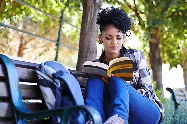 포토 JPG 해외이미지 전신 나무 여자 여유 벤치 가방 자연 한명 앉기 성인 옆모습 책 독서 성인여자한명만 해외202310 해외포토 식물 1 잡화 감정 뷰포인트 의자 모션 사람 생태계 여자한명만 성인여자만 파일형식