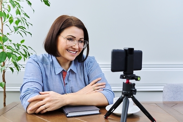 포토 JPG 해외이미지 직업 라이프스타일 여자 교육 인터넷 비즈니스 사업가 통신 회의 노동자 거리 주택 한명 사람 사무실 카메라 교사 공책 업무 자신감 네트워크 컨설턴트 면접 긍정 부름 온라인 동영상 영상통화 정신과의사 프리랜서 화상통화 가상 1인미디어 웨비나 정신건강 카운슬러 해외202310 해외포토 1 감정 컨셉 모션 문구용품 건강 건물 생활 전자제품 의사 작업 전문직 상담원 상담 방송 통화 세미나 파일형식 언택트