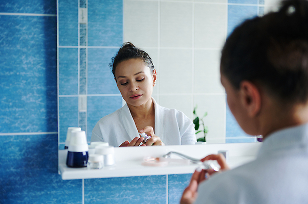 포토 JPG 해외이미지 웰빙 외관 행복 중년 흑인 가정 아침 휴식 갈색머리 건강 한명 인테리어 청춘 스파 화목 욕실 흰색 신선 목욕가운 고급 우아함 순수 미녀 닦기 스킨케어 히스패닉 와플 바디케어 위생관리 카피스페이스 해외202310 해외포토 주간 서양인 1 헤어스타일 디자인 감정 컬러 컨셉 모션 디저트 관리 사람 성인 뷰티 공백 가운 미인 파일형식