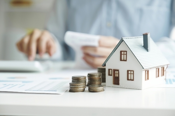 포토 JPG 해외이미지 돈 비즈니스 부동산 설계 주택 한명 금융 경제 쌓기 동전 저축 성장 절약 계산 재산 계획 투자 결제 이익 주인 보험 경매 대출 빚 계좌 렌탈 매각 부동산중개인 세금 예산 투자자 회계사 소유 해외202310 해외포토 직업 1 컨셉 모션 사람 건물 중개인 파일형식