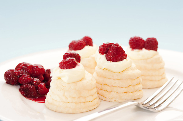 포토 JPG 해외이미지 음식 과일 디저트 사람없음 신선 달콤 굽기 크림 준비 산딸기 서빙 머랭 해외202310 해외포토 맛 구이 파일형식