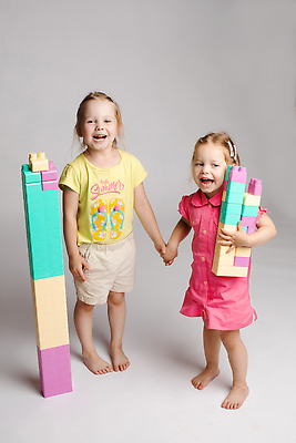 포토 JPG 해외이미지 백인 라이프스타일 응시 행복 어린이 포즈 백그라운드 2 장난 상상 놀이 함께함 실내 창조 대화 서기 사람 소녀 두명 세로 친구 컬러풀 장난감 우정 유치원 기쁨 게임 자매 고립 자극 해외202310 해외포토 서양인 시선 여자 교육 감정 컬러 컨셉 가족 관계 모션 말하기 내부 생활 파일형식