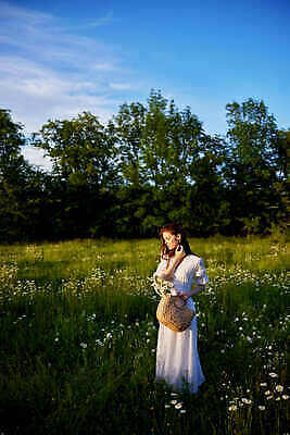 포토 JPG 해외이미지 백인 모델 라이프스타일 여자 꽃 행복 밭 자연 하늘 창조 한명 미소 사람 성인 야외 초록색 여름 뷰티 유행 걷기 맑음 봄 기쁨 자유 흰색 데이지 캐모마일 혼자 화창 스타일 해외202310 해외포토 서양인 식물 1 계절 감정 컬러 컨셉 농업 모션 날씨 표정 생활 허브 생태계 파일형식