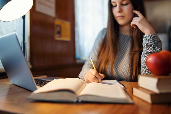 포토 JPG 해외이미지 백인 학생 여자 교육 인터넷 교실 수업 실내 한명 앉기 책 노트북 학습 스터디 컴퓨터 공책 정보 램프 기록 작업 도서관 사과 강의 스마트 책상 준비 대학교 과제 온라인 지능 해외202310 해외포토 서양인 1 가구 컨셉 과일 학교 모션 문구용품 조명 사람 내부 전자제품 파일형식