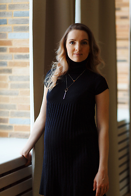 포토 JPG 해외이미지 주간 백인 라이프스타일 여자 행복 어린이 창문 가족 엄마 주택 건강 사랑 서기 사람 성인 세명 뷰티 유행 희망 임산부 임신 방 흰색 아기 기다림 태교 돌봄 혼자 복부 해외202310 해외포토 자연요소 서양인 감정 컬러 관계 모션 건물 생활 신체부위 파일형식