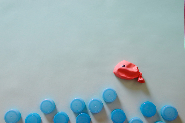 포토 JPG 해외이미지 스튜디오촬영 컨셉 실내 사람없음 컬러풀 공백 오염 플라스틱 사회이슈 고립 정물화 카피스페이스 부족함 해외202310 해외포토 컬러 재질 내부 그림 파일형식