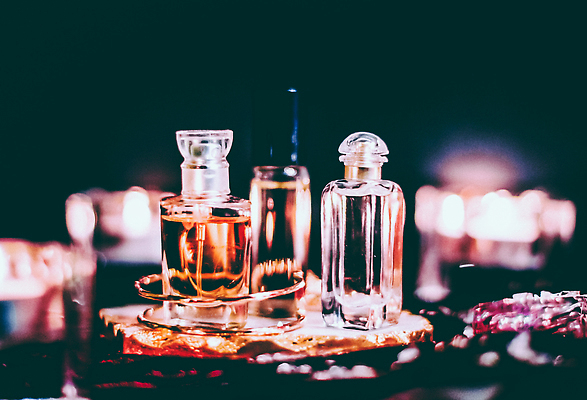 포토 JPG 해외이미지 분홍색 유리 사람없음 반지 투명 분위기 고급 향수 보케 향수병 해외202310 해외포토 컬러 컨셉 장신구 재질 화장품 병_담는 파일형식