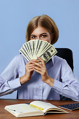 포토 JPG 해외이미지 모델 직업 라이프스타일 여자 행복 감정 백그라운드 돈 비즈니스 사업가 실내 한명 미소 사람 성인 금융 파란색 컴퓨터 금발 사무실 뷰티 유행 달러 흰색 우승 비즈니스우먼 우아함 종업원 경영자 긍정 팔 전자상거래 복권 수입 해외202310 해외포토 1 헤어스타일 컬러 컨셉 표정 내부 생활 신체부위 경제 전자제품 최고 직장인 재산 리더 파일형식