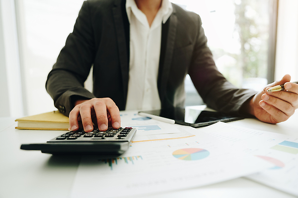 포토 JPG 해외이미지 응시 교육 비즈니스 손가락 성공 그래프 설계 한명 사람 동양인 인종 금융 경제 노트북 컴퓨터 사무실 계산기 작업 비즈니스맨 절약 계산 계획 종업원 문서 투자 비서 영수증 수익 온라인 회계 빚 개발 경영 마감 마케팅 세금 예산 카운트 환불 회계사 비용 해외202310 해외포토 직업 1 손 시선 남자 컨셉 문구용품 전자제품 장비 직장인 파일형식