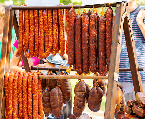 포토 JPG 해외이미지 음식 건조 매달리기 육류 요리 사람없음 가로 빨간색 판매 상점 시골 소시지 변화 상품 혼합 모음 소매 훈제 분양 영양분 치유 핸드메이드 해외202310 해외포토 컬러 컨셉 식재료 모션 부동산 가공식품 파일형식