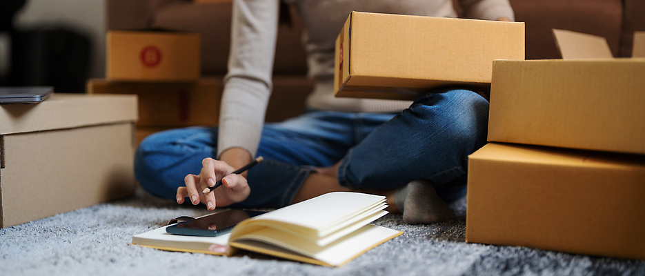 포토 JPG 해외이미지 라이프스타일 여자 행복 인터넷 비즈니스 사업가 주택 사람 동양인 사람없음 노트북 쇼핑 컴퓨터 상자 사무실 세일 상점 업무 비즈니스우먼 구매 상품 작음 상인 사이버 고객 창고 서비스 상업 패키지 질서 소매 온라인 주인 물류 짐싸기 마케팅 매각 프리랜서 해외202310 해외포토 직업 감정 인종 건물 생활 전자제품 예절 작업 직장인 크기 파일형식