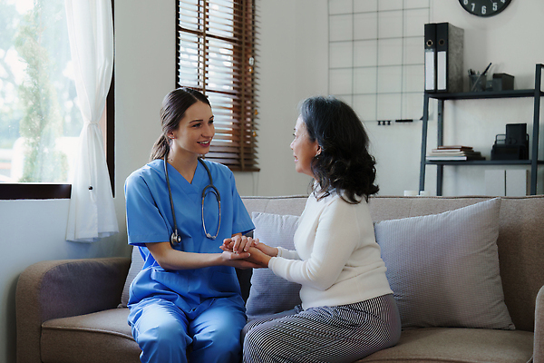 포토 JPG 해외이미지 백인 직업 여자 노년 행복 할머니 청진기 주택 건강 병원 대화 사람 성인 두명 치료 사무실 약 건강관리 시험 환자 간호사 의사 흰색 질병 간호 약속 방문 돌봄 옛날 지원 헬프 해외202310 해외포토 서양인 교육 감정 컬러 비즈니스 의학 의료기기 모션 관리 말하기 건물 의료진 도움 파일형식