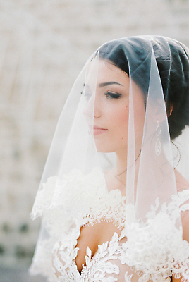 포토 JPG 해외이미지 백인 1 헤어스타일 드레스 얼굴 결혼 결혼식 갈색머리 한명 귀걸이 흰색 가운 닫기 보석 자수 베일 배려 스타일 해외202310 해외포토 서양인 옷 컬러 장신구 모션 사람 이벤트 신체부위 광석 파일형식